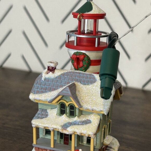 Hallmark 2005 Lighthouse Greetings Ornament Flashing Light Magic Christmas - Picture 4 of 13